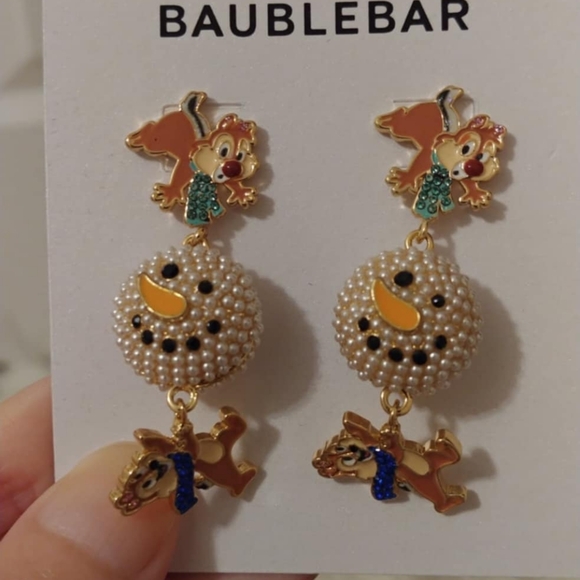 🎄FIRM! NWT DISNEY PARKS COLLECTION X BAUBLEBAR 2023 CHIP & DALE SNOWMAN EARRING - Picture 9 of 12